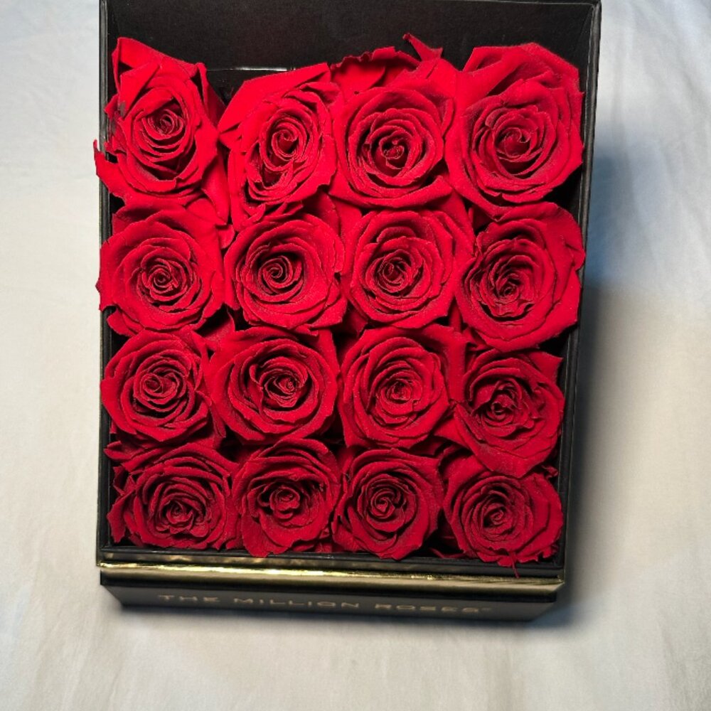The Million Roses Square Box - Picture 3 of 4